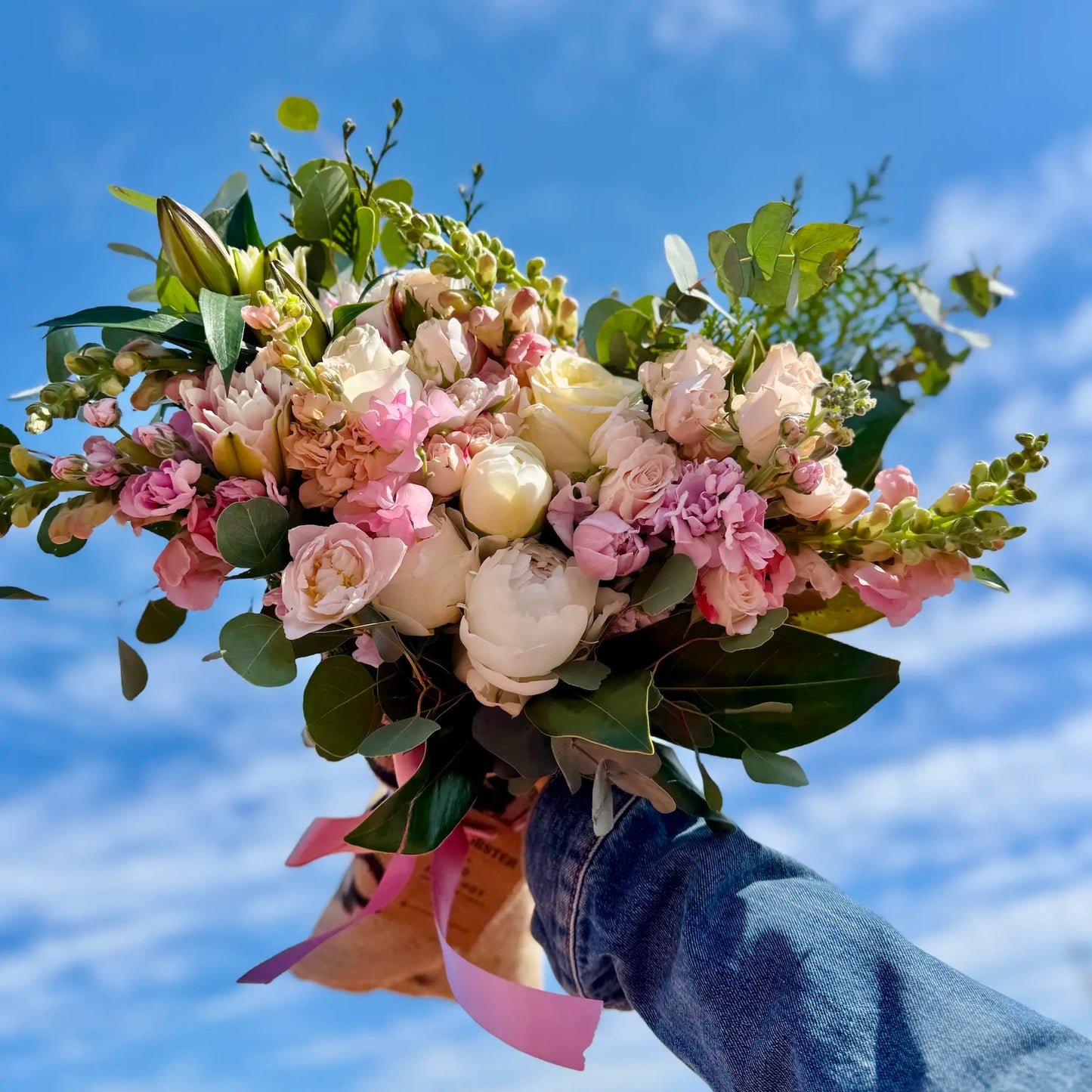 Ramo de flores con fondo del cielo en colores pasteles a domicilio en Barcelona de Florster