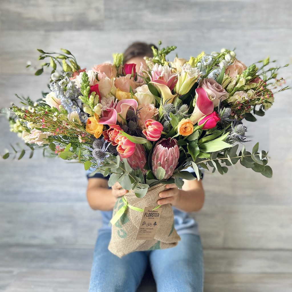 Ramo de flores extra grande con 50 tallos de flores variados.