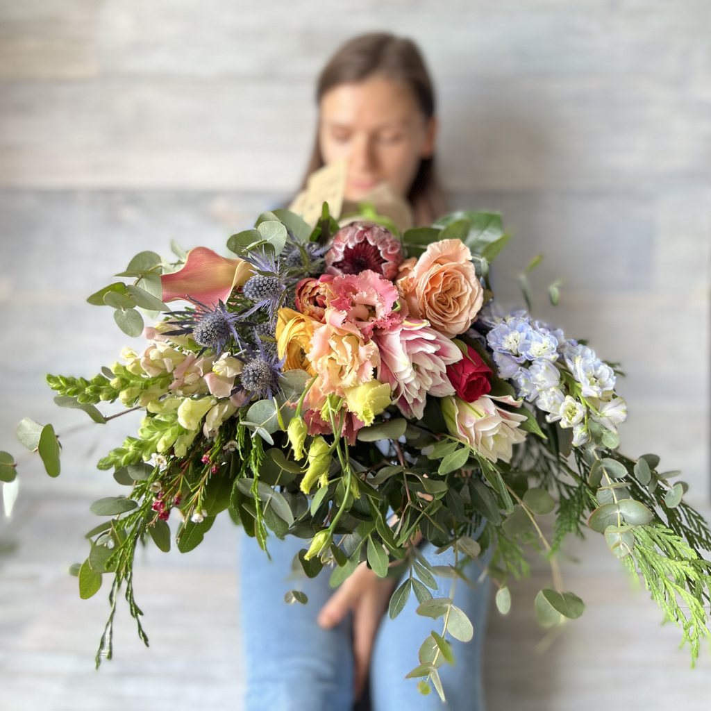 Ramo de flores variado con rosas, protea, calas, eucalipto y tulipanes.