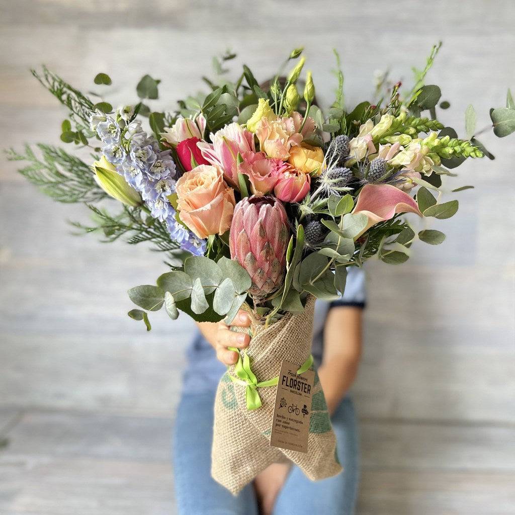 Ramo de flores variado tamaño pequeño envuelto en sacos de cafe