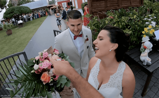 Entrega de ramo de flores en una boda