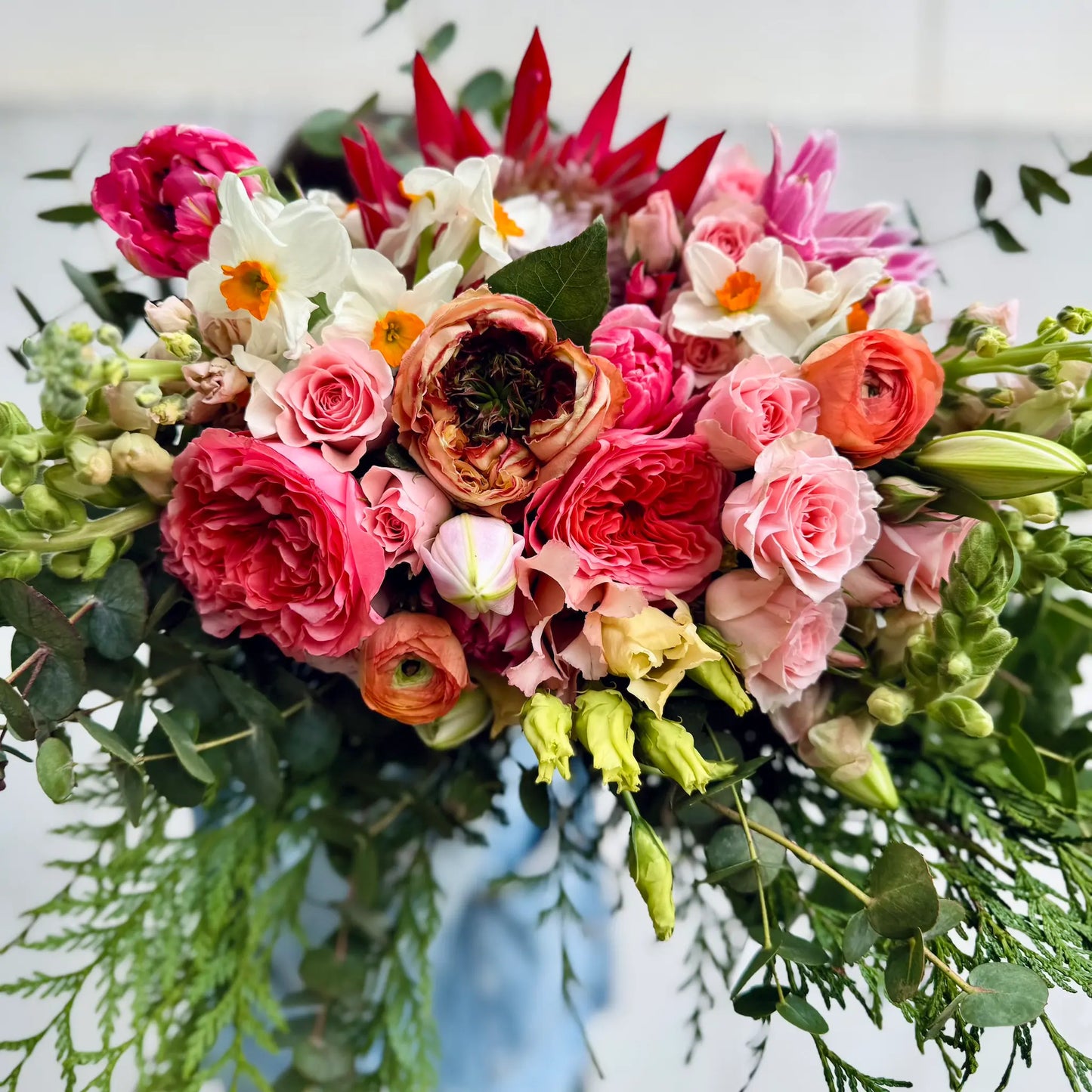 Ramo de flores mediano de Florster tomada de cerca