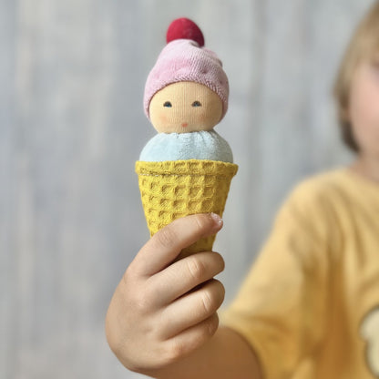 Sonajero para bebe recién nacido en forma de helado o cucurucho.